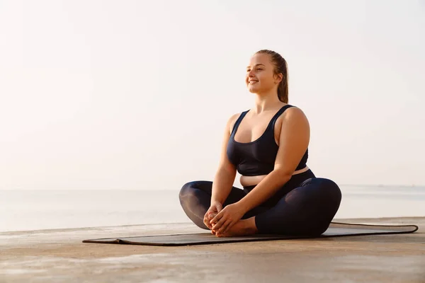 Mujer Joven Pelirroja Sonriendo Sentada Esterilla Durante Práctica Yoga Aire —  Fotos de Stock