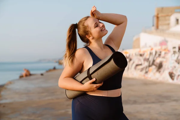 Young Ginger Sportswoman Standing Yoga Mat Seafront Outdoors — Foto de Stock