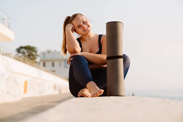 Young Ginger Woman Smiling Yoga Practice Seafront Outdoors —  Fotos de Stock