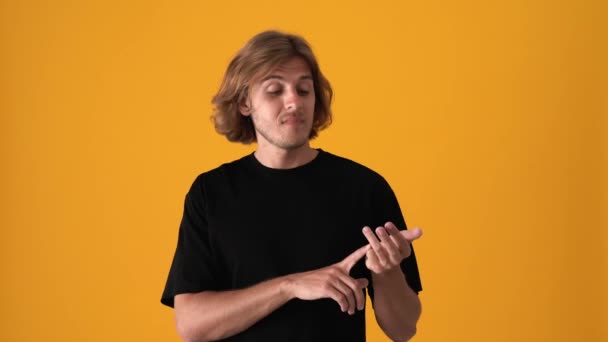 Smiling Blond Man Counting Fingers Yellow Studio — Stock video