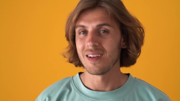 Happy Blond Man Saying Yes Camera Yellow Studio — Wideo stockowe