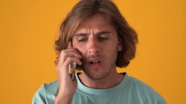 Homem Loiro Confiante Falando Celular Estúdio Amarelo — Vídeo de Stock