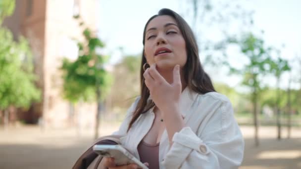 Mujer Morena Guapo Mirando Alrededor Mensajes Texto Por Teléfono Parque — Vídeo de stock
