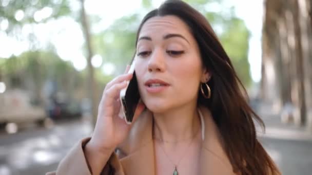 Mulher Morena Séria Falando Telefone Andando Rua — Vídeo de Stock