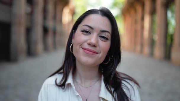 Mujer Morena Sonriente Mirando Cámara Aire Libre — Vídeos de Stock