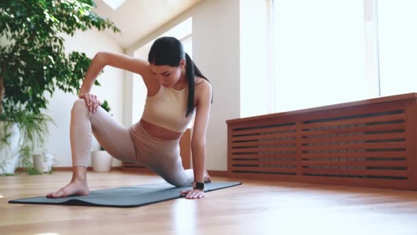 Yakışıklı Bir Kadın Yoga Minderinde Esneme Egzersizi Yapıyor — Stok video