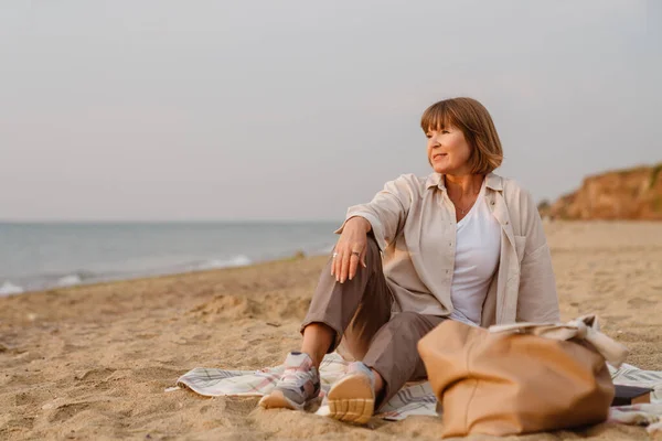 Mulher Europeia Sênior Sorrindo Enquanto Descansa Praia Areia — Fotografia de Stock