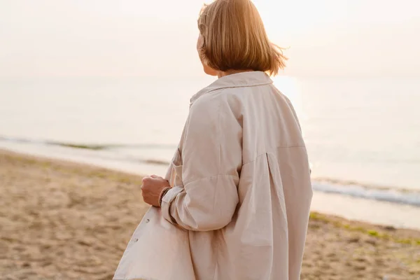 Ξανθιά Ευρωπαία Γυναίκα Που Φοράει Πουκάμισο Περπατώντας Στην Αμμώδη Παραλία — Φωτογραφία Αρχείου