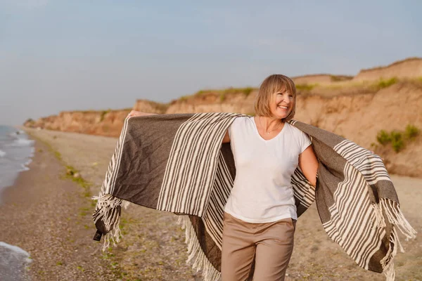 Femme Européenne Senior Souriant Tout Marchant Sur Plage Sable — Photo