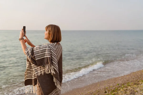 Ανώτερη Ευρωπαία Που Φωτογραφίζει Στο Κινητό Ενώ Περπατάει Στην Παραλία — Φωτογραφία Αρχείου