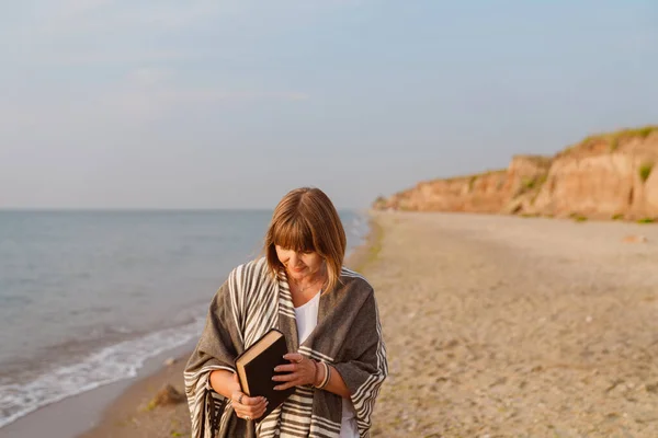 Mulher Europeia Sênior Caminhando Com Livro Praia Areia — Fotografia de Stock