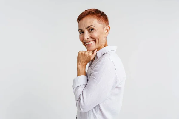 Mulher Sênior Gengibre Com Cabelo Curto Sorrindo Olhando Para Câmera — Fotografia de Stock