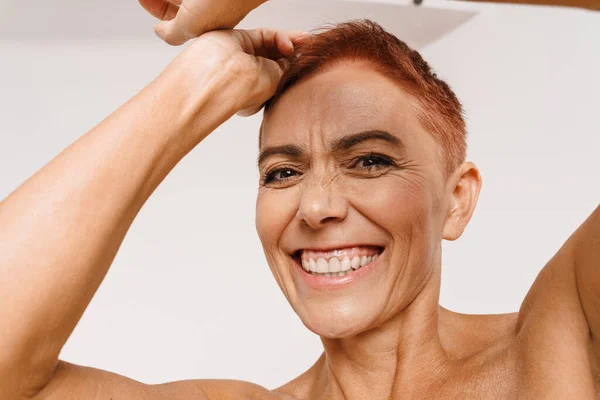 Senior Ohne Hemd Frau Mit Kurzen Haaren Lächelnd Mit Den — Stockfoto