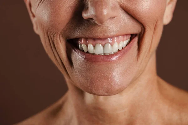 Senior Mujer Sin Camisa Sonriendo Mientras Posa Cámara Aislada Sobre —  Fotos de Stock