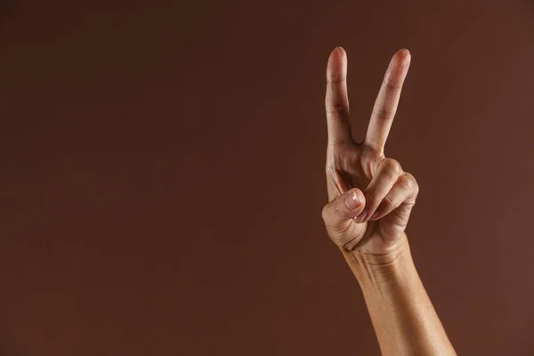 Ανώτερη Γυναίκα Δείχνει Χειρονομία Ειρήνης Στην Κάμερα Απομονωμένη Πάνω Από — Φωτογραφία Αρχείου