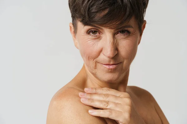 Madura Mujer Semidesnuda Sonriendo Tocando Piel Aislada Sobre Fondo Blanco — Foto de Stock