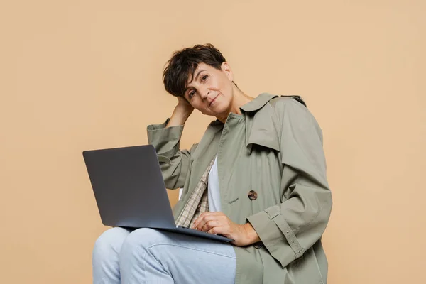 Ώριμη Ευρωπαία Γυναίκα Που Χρησιμοποιεί Φορητό Υπολογιστή Ενώ Κάθεται Καρέκλα — Φωτογραφία Αρχείου