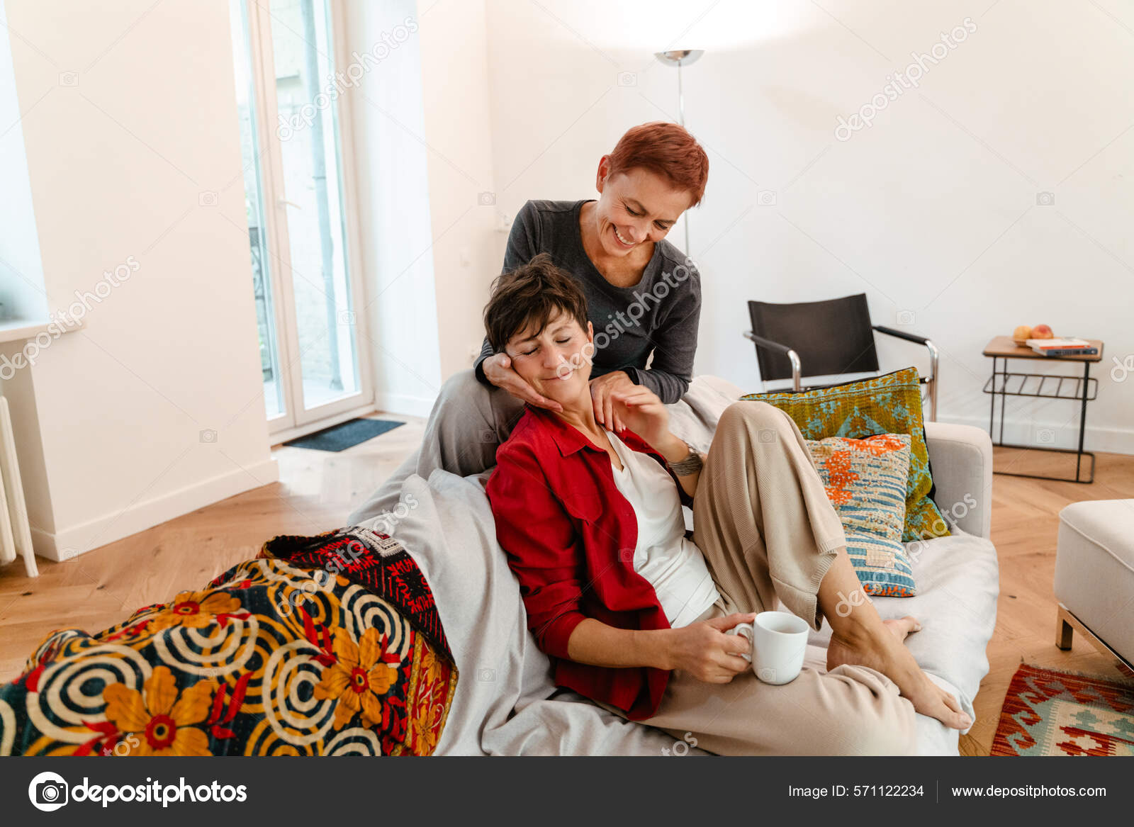 レズ 熟女 熟女レズビアンカップル作る楽しみと飲みコーヒーオンソファホーム — ストック写真 © Vadymvdrobot #571122234