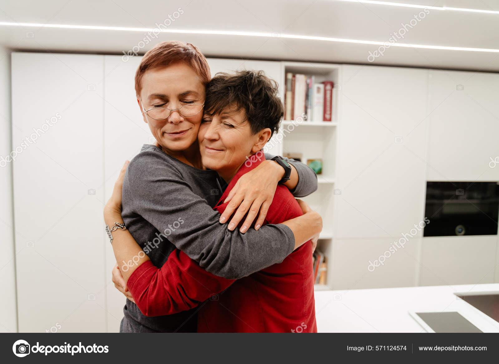 レズ 熟女 熟女レズビアンカップル抱擁と笑顔でキッチンにホーム — ストック写真 © Vadymvdrobot #571124574