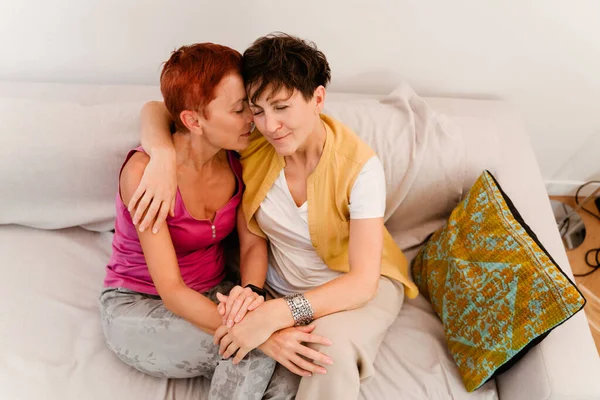 Starší Lesbičky Pár Objímání Při Odpočinku Pohovce Doma — Stock fotografie