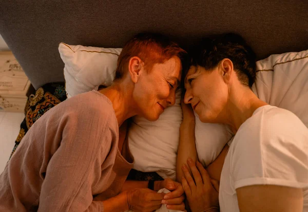 Ältere Lesbische Paare Umarmen Und Lächeln Während Sie Hause Bett — Stockfoto