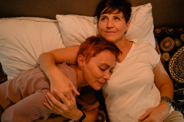 Volwassen Lesbisch Paar Knuffelen Glimlachen Terwijl Liggend Bed Thuis — Stockfoto