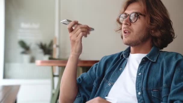 Hombre Guapo Rubio Gafas Grabando Mensaje Voz Por Teléfono Cafetería — Vídeos de Stock