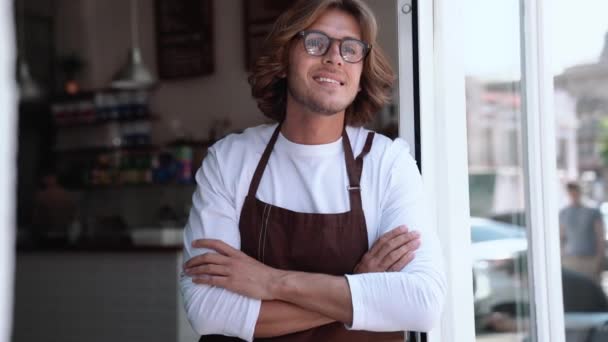 Alegre Rubio Hombre Barista Gafas Mirando Alrededor — Vídeo de stock