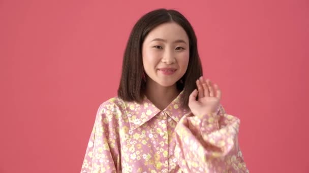 Glada Asiatiska Kvinna Gör Hej Gest Vid Kameran Den Rosa — Stockvideo