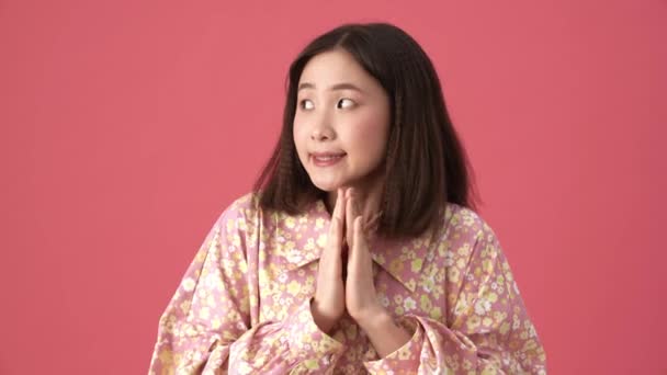 Neşeli Asyalı Kadın Pembe Stüdyoda Bir Şeyler Düşünüyor — Stok video