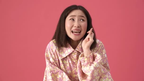 Yakışıklı Asyalı Kadın Pembe Stüdyoda Bir Şeyler Bekliyor — Stok video