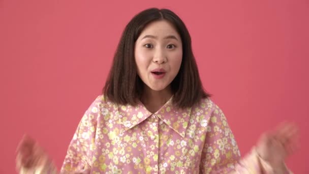 Neşeli Asyalı Kadın Pembe Stüdyodaki Bir Şeye Katılıyor — Stok video