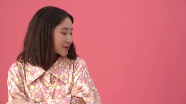 Gülen Asyalı Kadın Pembe Stüdyodaki Boşluğa Bakıyor — Stok video