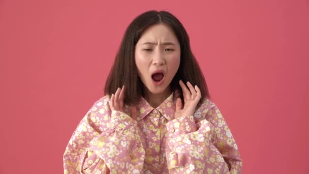 Şok Olmuş Asyalı Kadın Pembe Stüdyodaki Bir Şeye Katılmıyor — Stok video