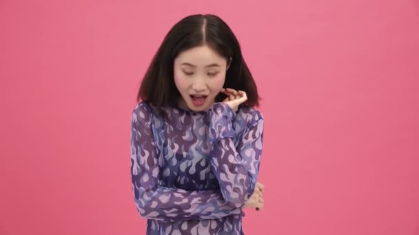 Gülümseyen Asyalı Kadın Pembe Stüdyoyu Işaret Ediyor — Stok video