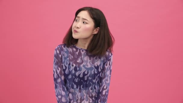 Droevige Aziatische Vrouw Rond Kijken Het Verspreiden Van Handen Roze — Stockvideo