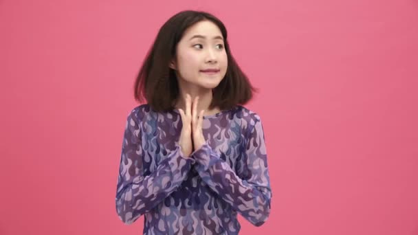 Yakışıklı Asyalı Kadın Pembe Stüdyoya Bakıyor — Stok video