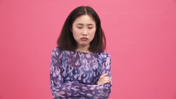 Naštvaná Asijská Žena Mluví Něco Kameru Růžovém Studiu — Stock video
