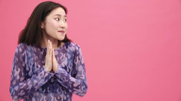 Hezká Asijská Žena Čeká Něco Růžovém Studiu — Stock video