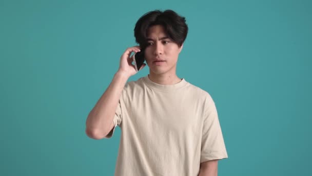 Unzufrieden Asiatisch Brünett Mann Talking Telefon Die Blue Studio — Stockvideo