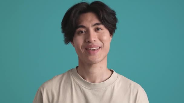 Pozitivní Asijské Brunet Muž Souhlasí Něčím Modrém Studiu — Stock video