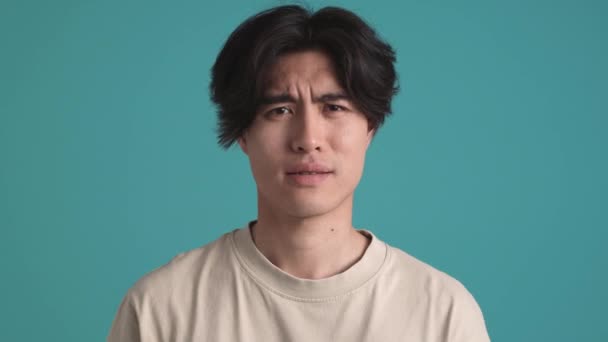 Bastante Asiático Morena Hombre Desacuerdo Con Algo Estudio Azul — Vídeo de stock