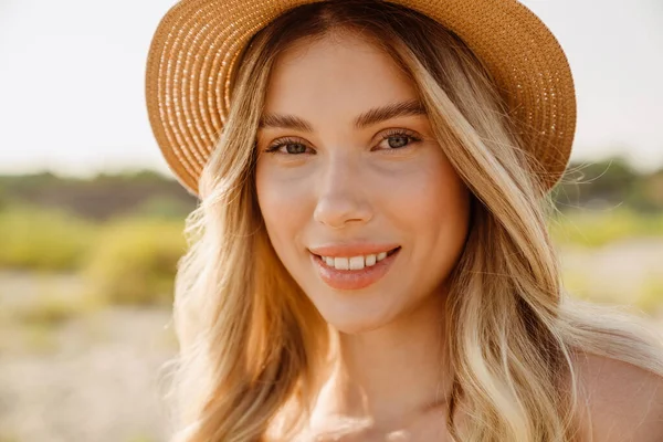 Νεαρή Ξανθιά Γυναίκα Που Φοράει Ψάθινο Καπέλο Χαμογελώντας Και Κοιτάζοντας — Φωτογραφία Αρχείου