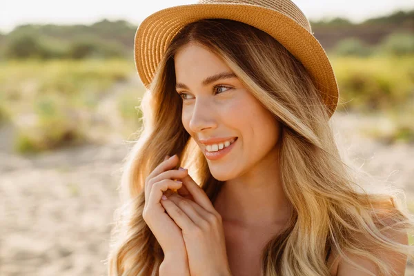 Jovem Loira Usando Chapéu Palha Sorrindo Olhando Para Lado Praia — Fotografia de Stock