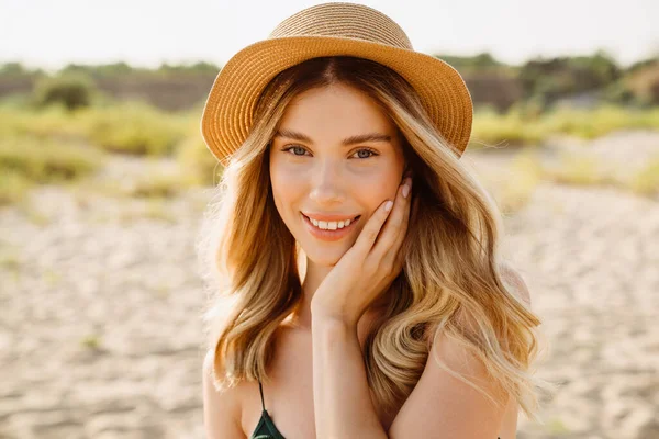 Giovane Donna Bionda Con Cappello Paglia Sorridente Guardando Fotocamera Sulla — Foto Stock