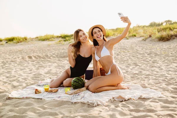 Молодые Две Женщины Делают Селфи Мобильному Телефону Время Пикника Пляже — стоковое фото