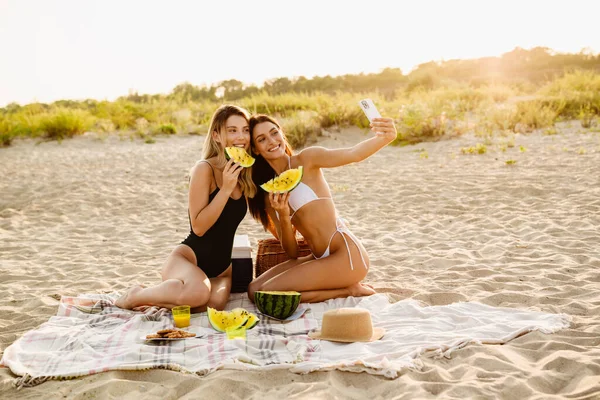 Молодые Две Женщины Делают Селфи Мобильному Телефону Время Пикника Пляже — стоковое фото
