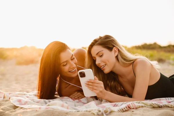 Jong Twee Vrouwen Met Behulp Van Mobiele Telefoon Terwijl Samen — Stockfoto