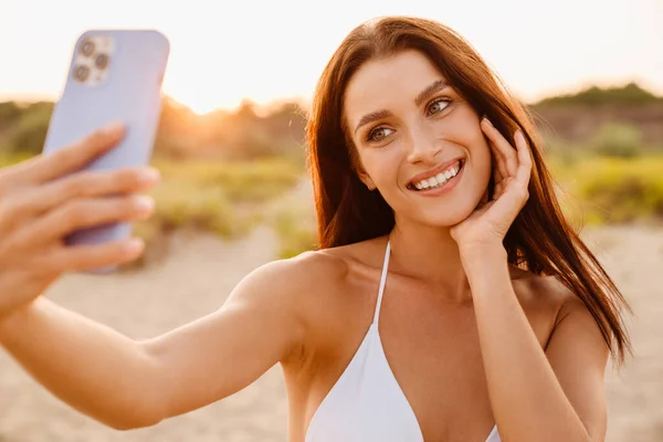 Fiatal Barna Mosolyog Miközben Szelfi Fotót Készít Mobilon Strandon — Stock Fotó