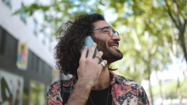 Hezký Kudrnatý Vousatý Muž Brýlích Mluví Mobilem Chodí Ven — Stock video